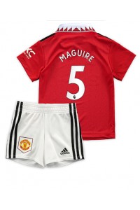 Manchester United Harry Maguire #5 Babytruitje Thuis tenue Kind 2022-23 Korte Mouw (+ Korte broeken)